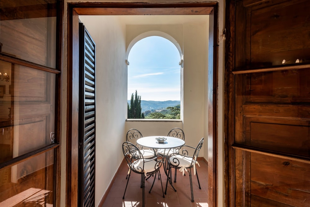 Manor House Balcony Suite - Photo 11