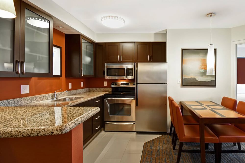 Suite, 2 Bedrooms (Mobility/Hearing Access, Roll-In Shwr) photo 1