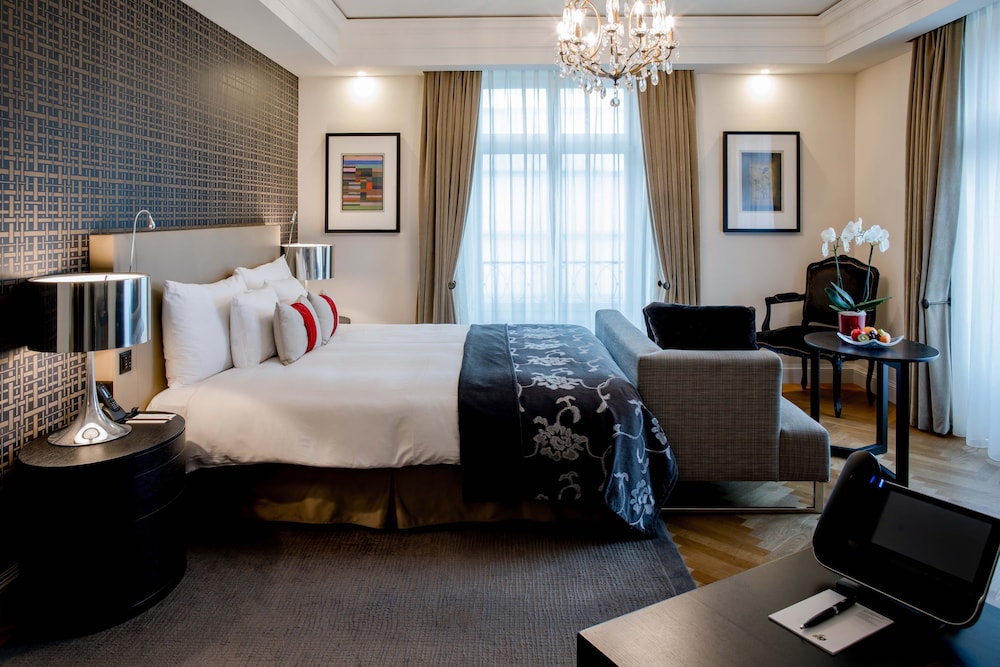 Boutique One Bedroom Suite - Photo 2