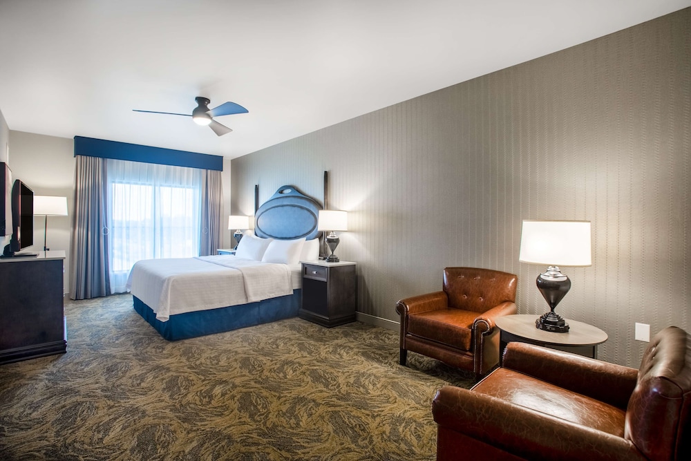 Suite, 1 King Bed, Accessible (Roll-In Shower) - Photo 3