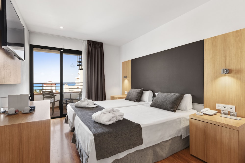 Superior Double Room, Jetted Tub, Sea View thumbnail 5