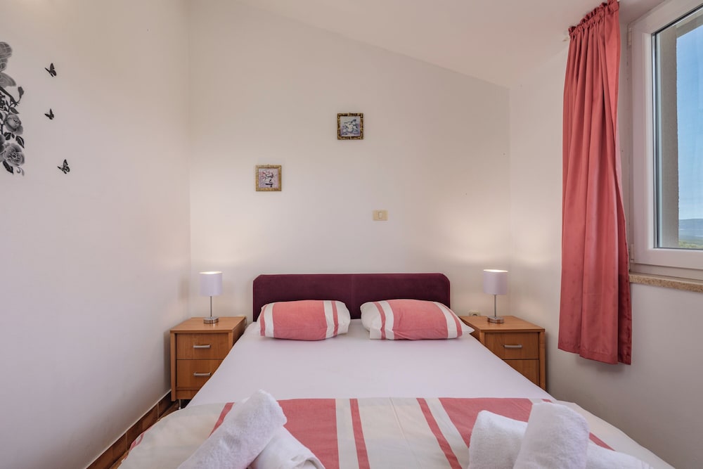 Family Apartment, Multiple Bedrooms (Peaceful Retreat With Terrace 2) photo 1
