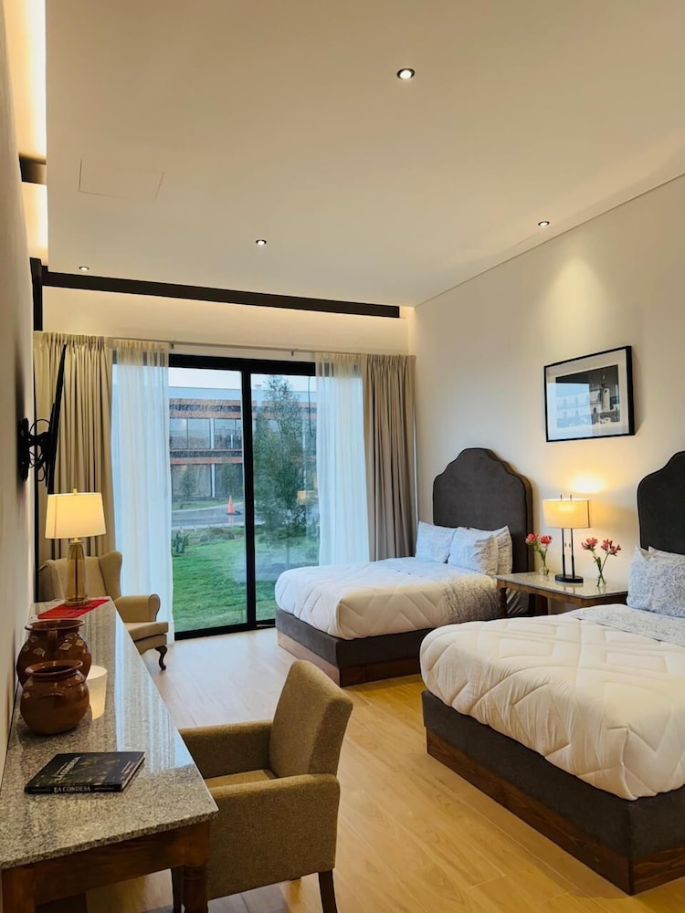 Standard Twin Room, 2 Queen Beds, Courtyard View photo 1