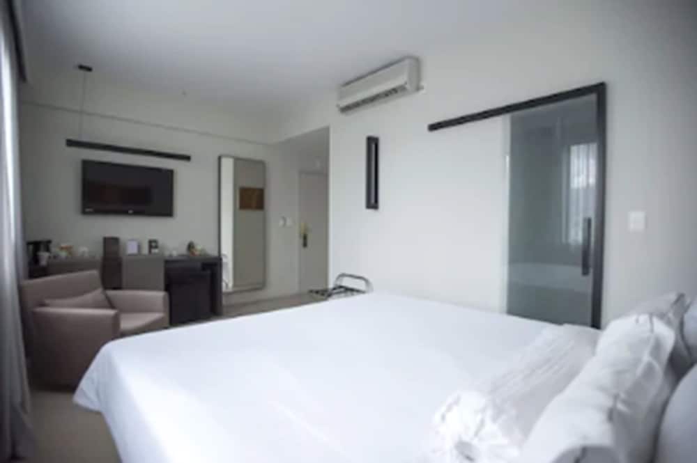 Deluxe Double Room thumbnail 5