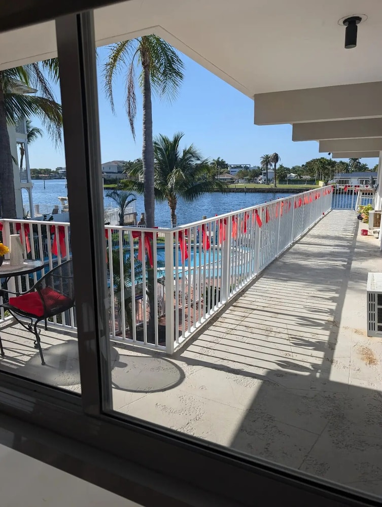10-204 - Deluxe Apartment, Kitchen, Pool & Water View