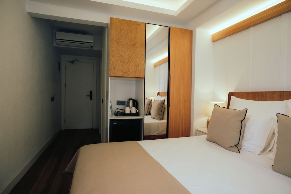Standard Double Room - Photo 8