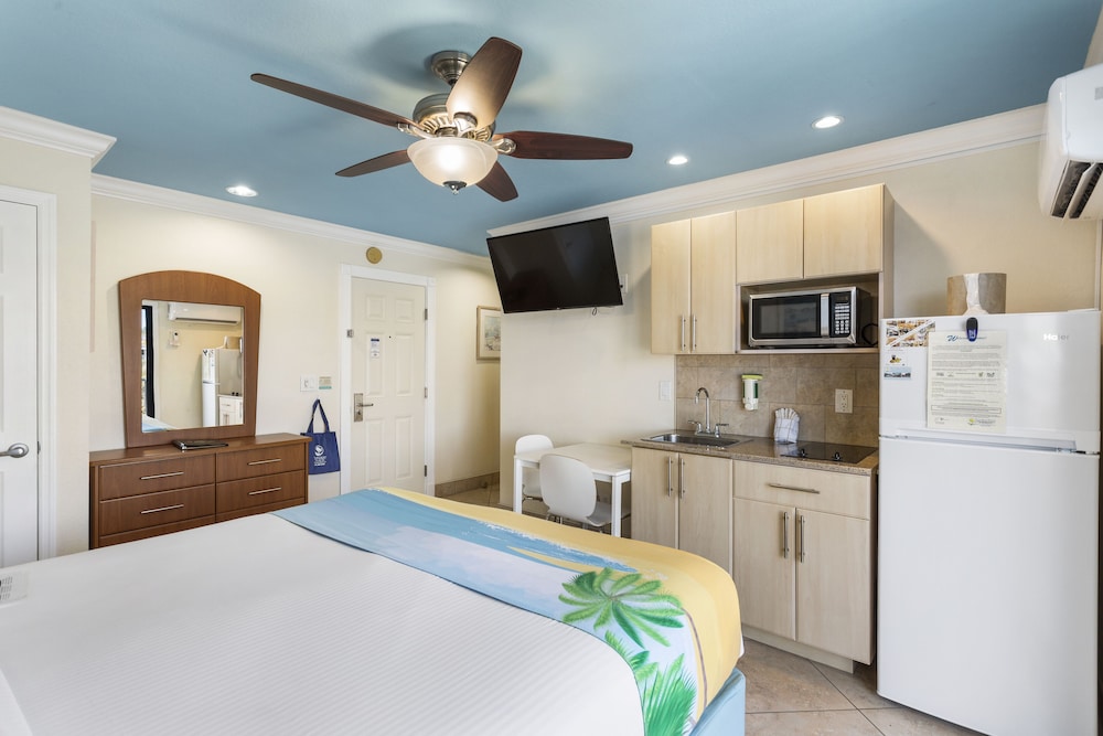 Suite, 1 Queen Bed, Balcony (Bayfront) - Photo 7