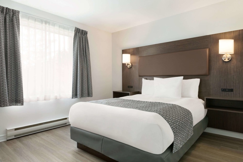 Suite, 1 Queen Bed, Non Smoking (No Pets)