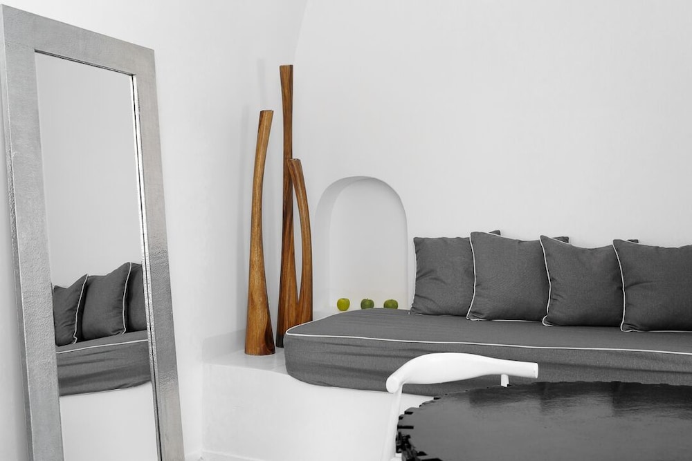 Traditional Suite, Jetted Tub (Caldera View) - Photo 3