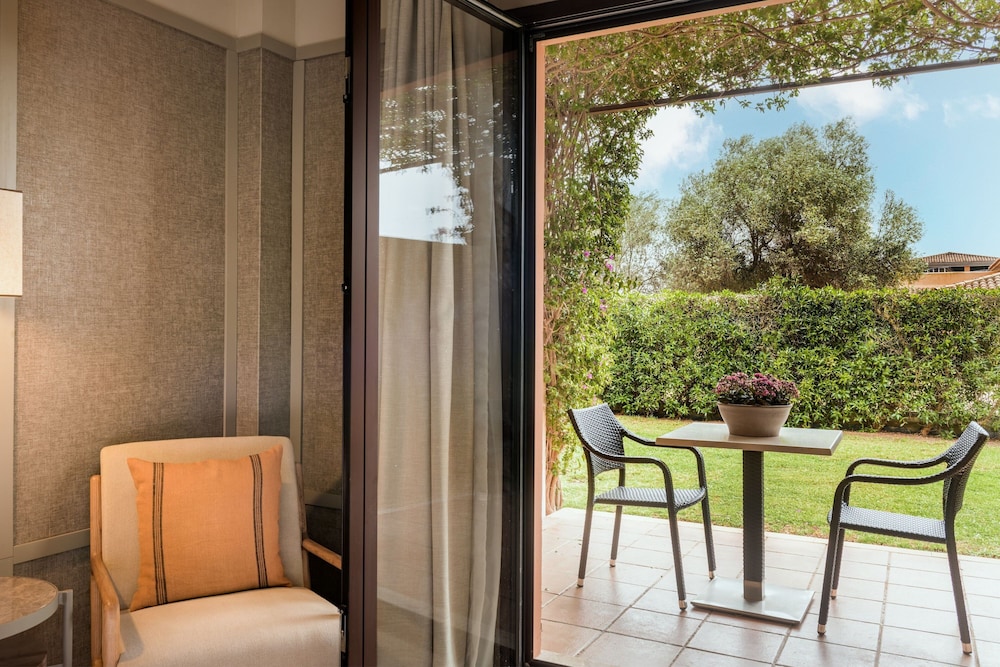 Deluxe Room, 1 King Bed, Garden View - Photo 1