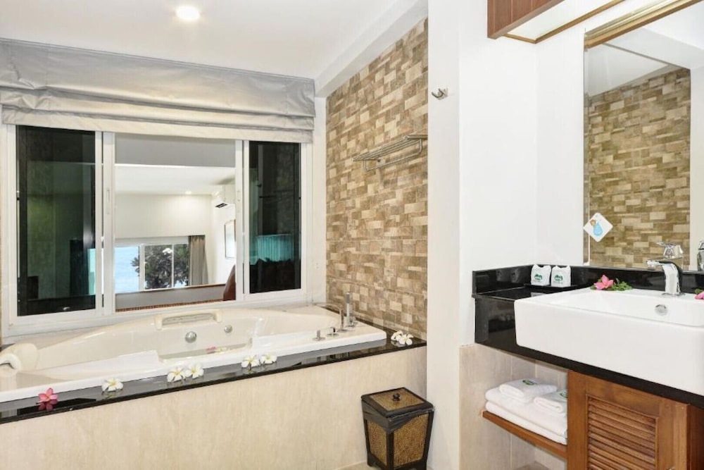 Beachfront Suite - Photo 13