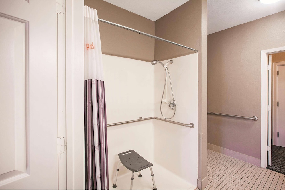 Deluxe Room, 1 King Bed, Accessible (Mobility/Hearing Impaired Accessible) - Photo 2