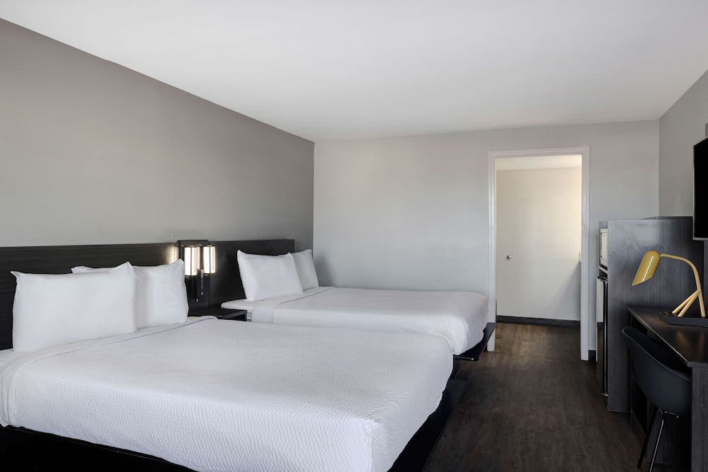 Deluxe Room, 2 Double Beds, Non Smoking, Refrigerator & Microwave - Photo 2