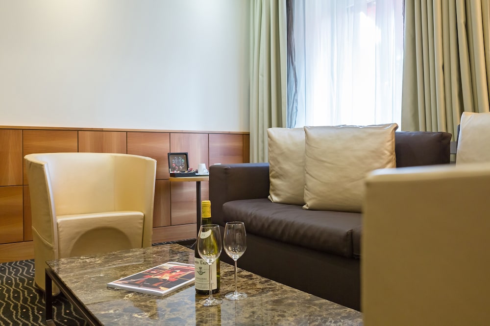 Senior Suite, 1 Bedroom, Balcony thumbnail 5
