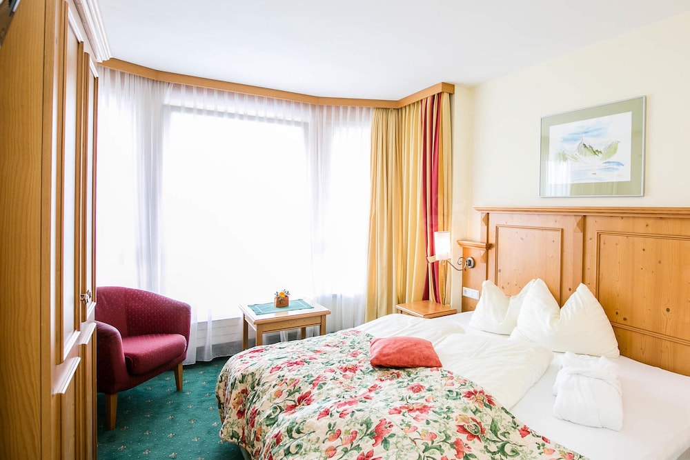 Family Suite, 2 Bedrooms, Balcony, Mountain View photo 3