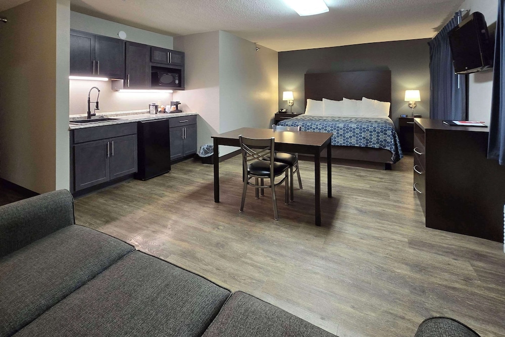 Suite, 1 King Bed, Non Smoking (Efficiency, Upgrade) photo 1