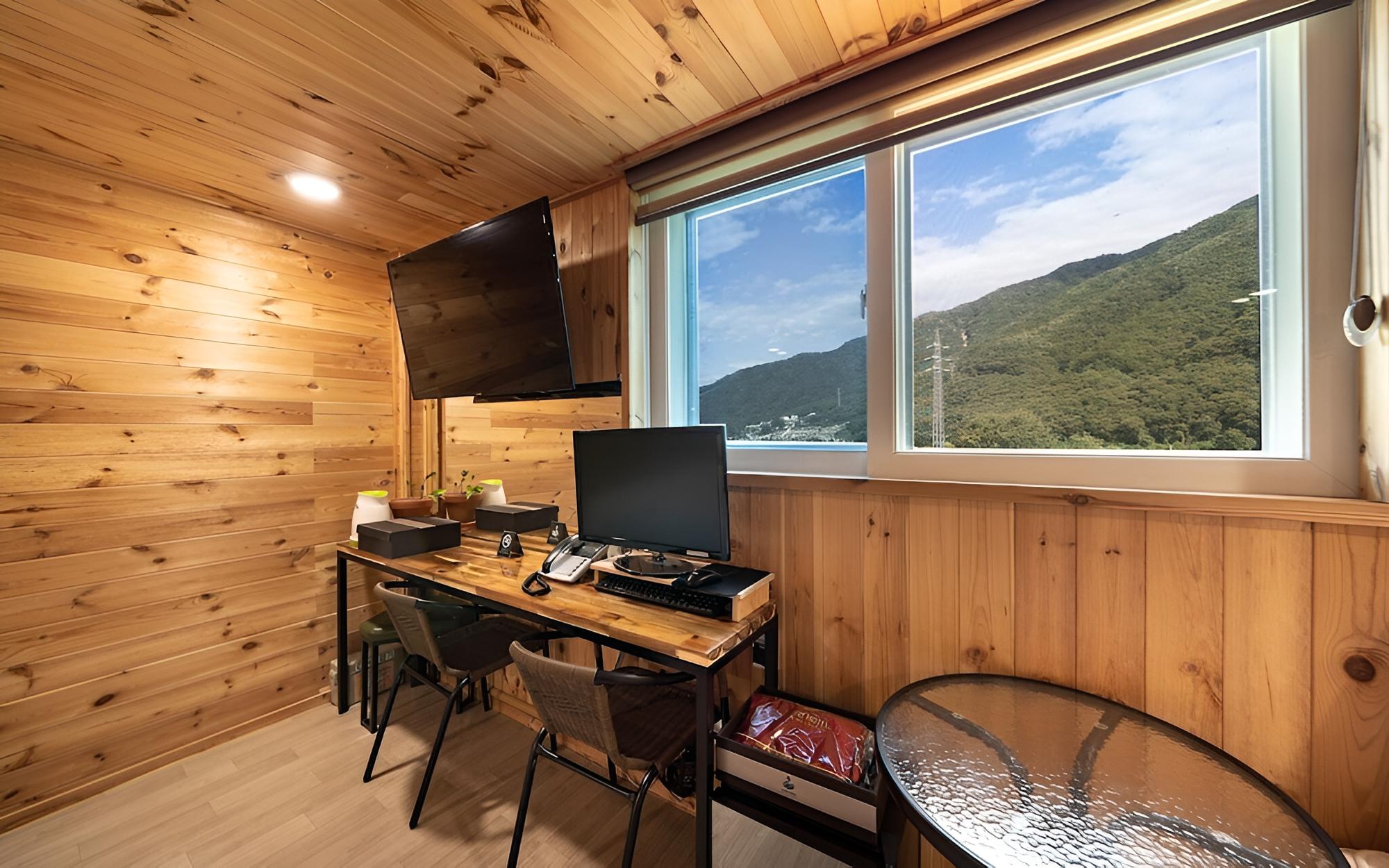 Room (Deluxe Room - Twin Beds (Additional c)