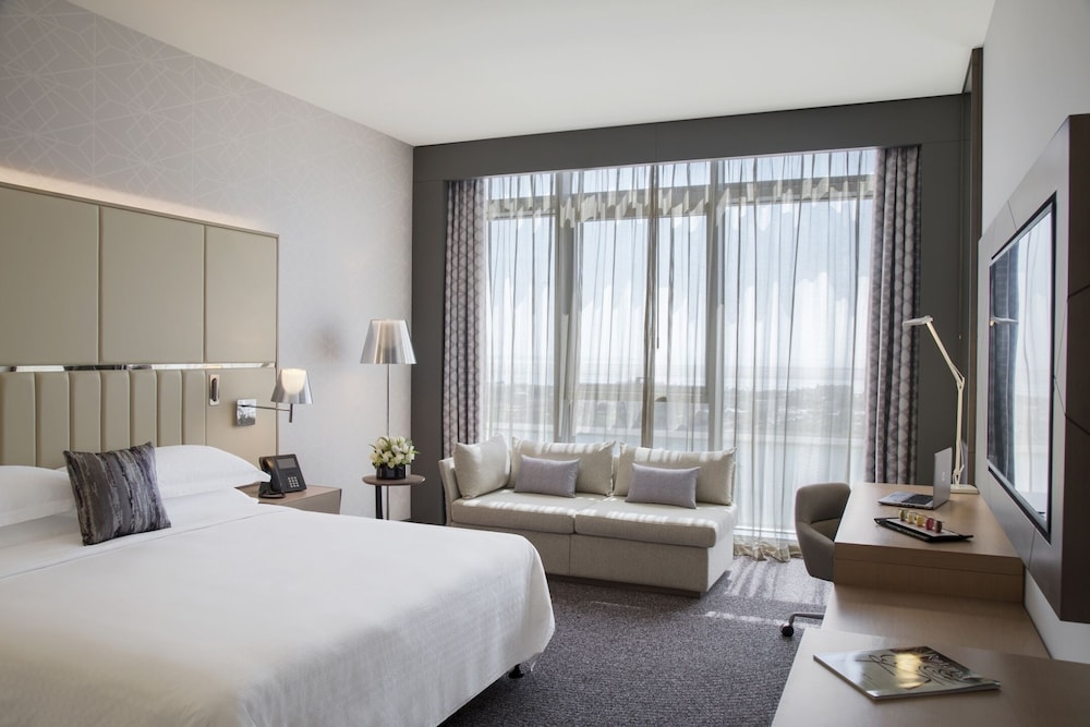 Room, 1 King Bed (Club Lounge Access) photo 3
