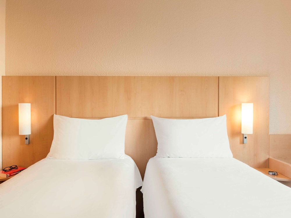 Standard Room, 2 Twin Beds - Photo 9