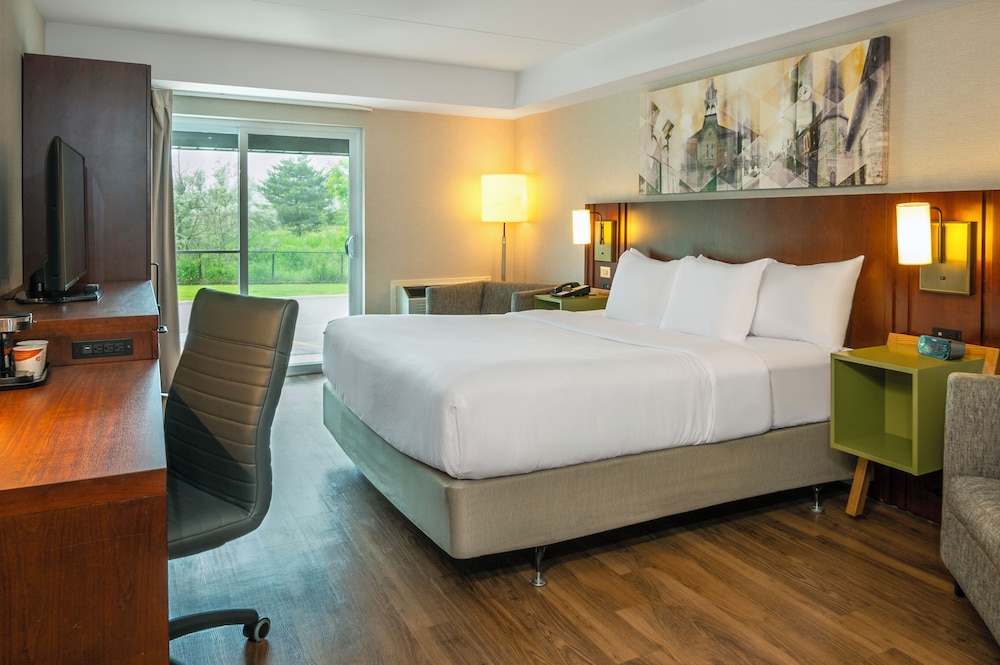 Room, 1 King Bed, Non Smoking - Photo 9