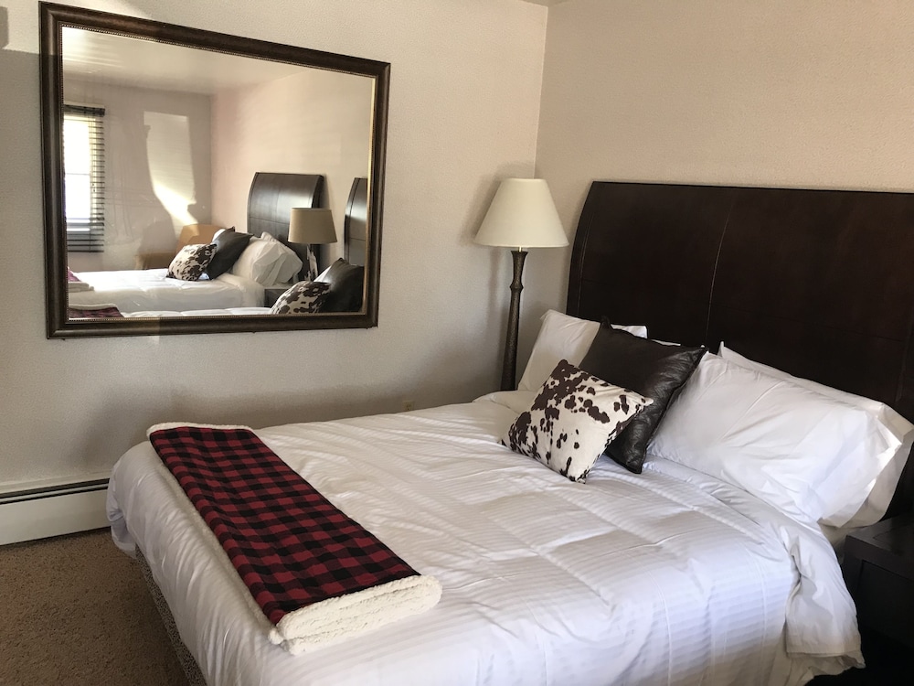 Standard Room, 1 Queen Bed photo 3