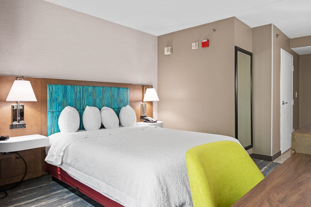 Room, 1 King Bed, Refrigerator - Photo 2
