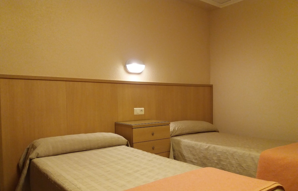 Standard Double Room (2 single beds or 1 queen size bed) photo 2