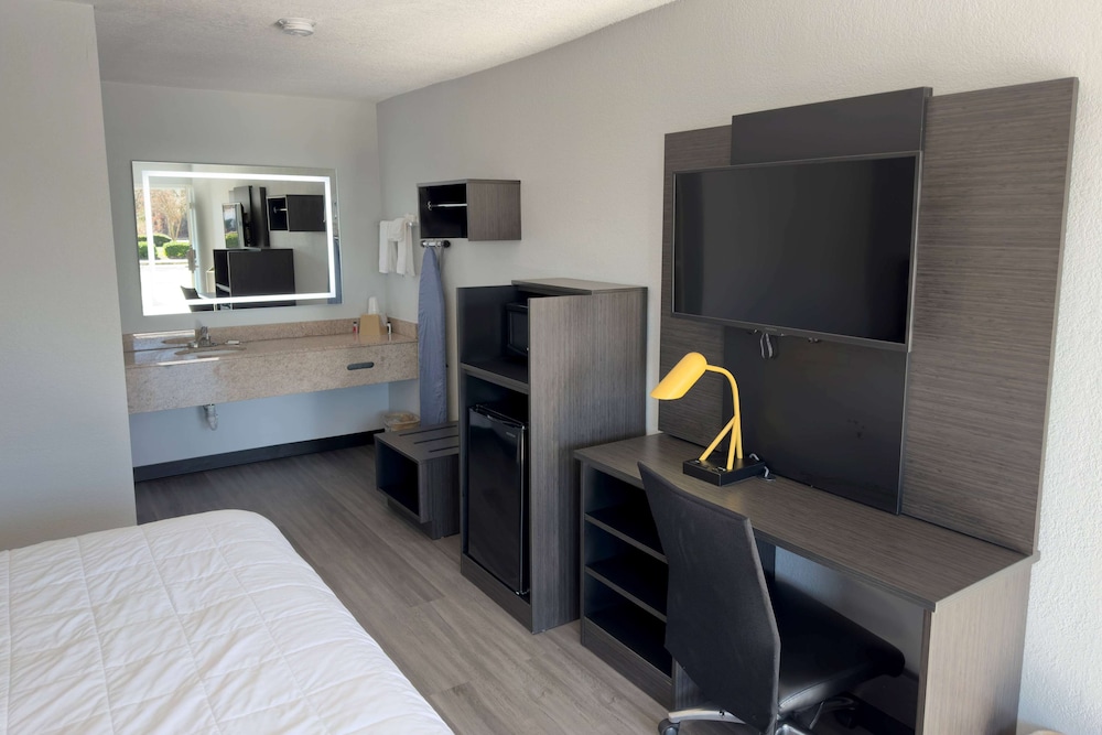 Room, 1 King Bed, Non Smoking - Photo 3