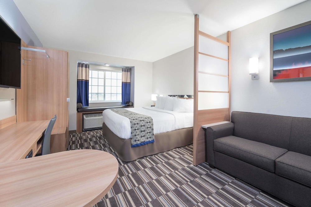 Suite, 1 King Bed, Non Smoking photo 2