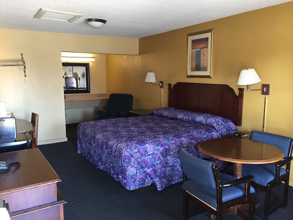 Standard Room, 1 King Bed, Non Smoking photo 1