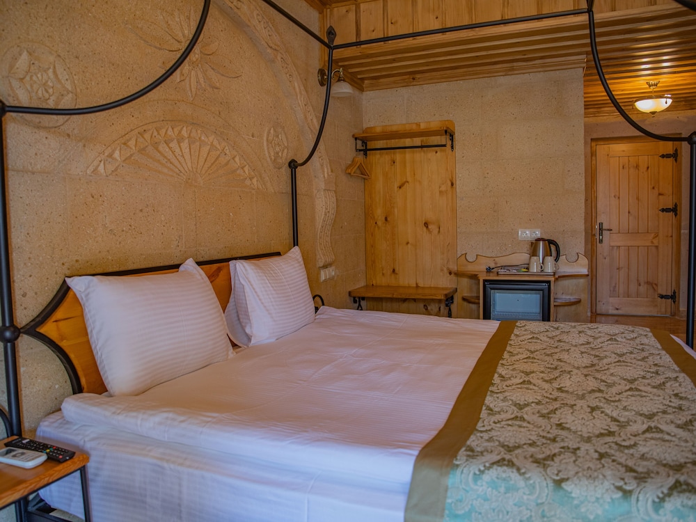 Stone Deluxe Room with Balcony - Photo 19