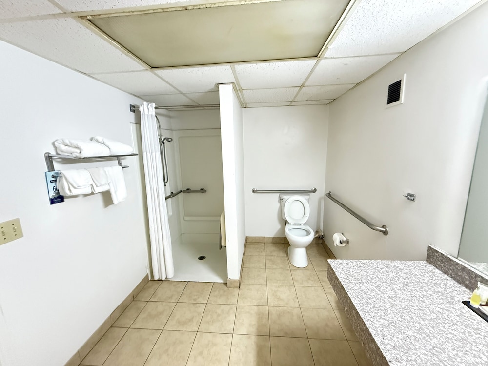 Single Room, 1 King Bed, Mobility Accessible photo 2