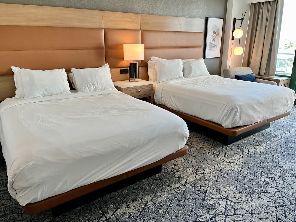 Room, 2 Queen Beds, Balcony, Partial Ocean View - Photo 4