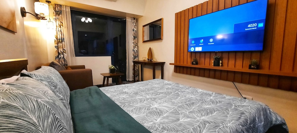 Standard Condo, 1 Queen Bed, Balcony, City View photo 2