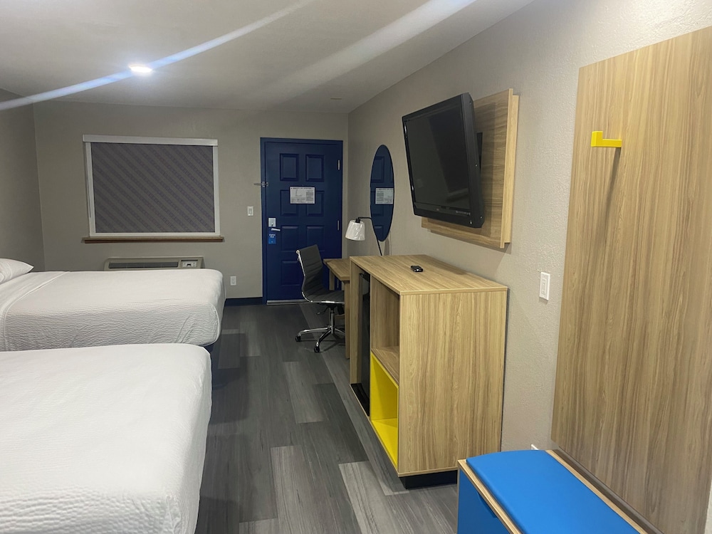 Room, 2 Queen Beds, Non Smoking - Photo 2