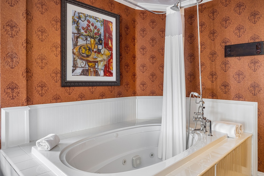Supreme King Room with Spa Tub (No Pets Allowed) photo 3