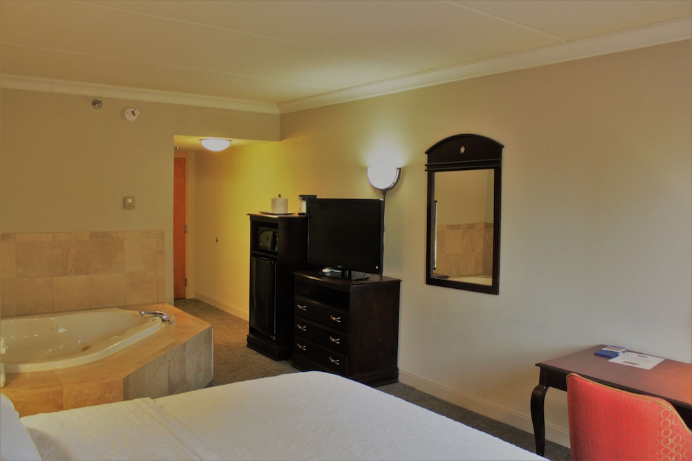 Deluxe Room, 1 King Bed, Non Smoking - Photo 2