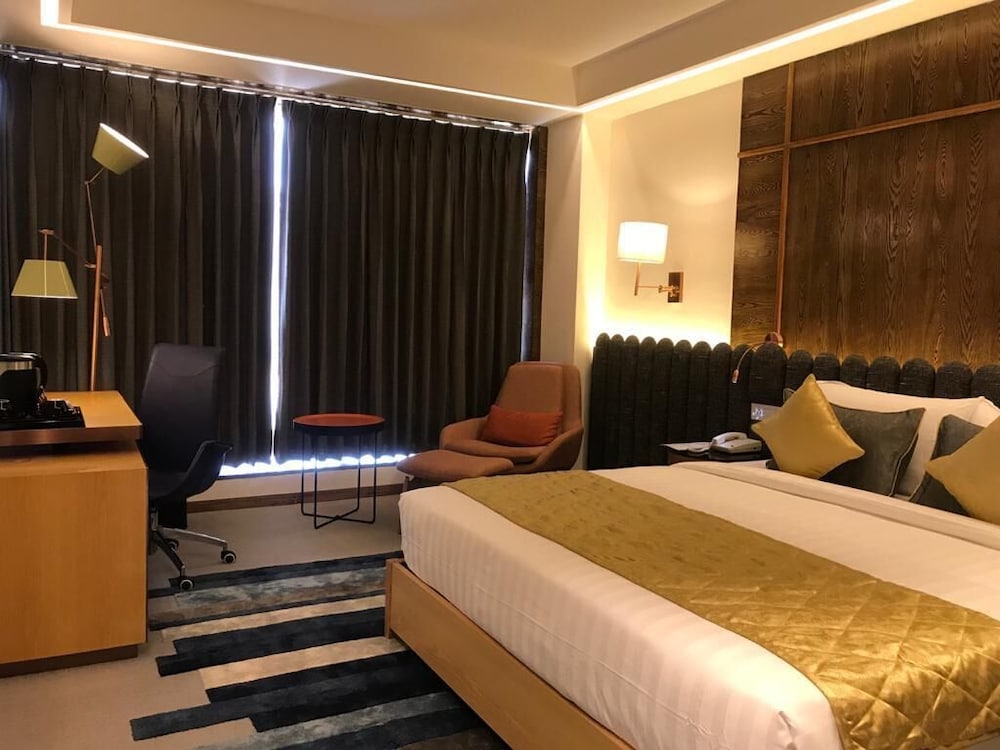 Executive Room, 1 King Bed - Photo 9