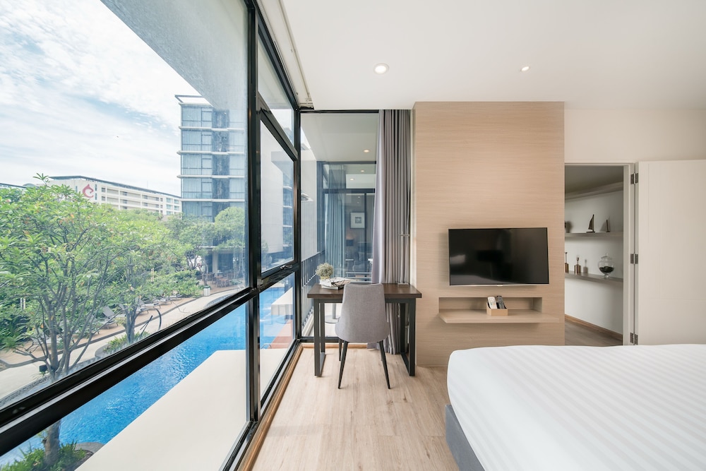 Grand Suite Pool View Room with Kitchenette - Photo 12