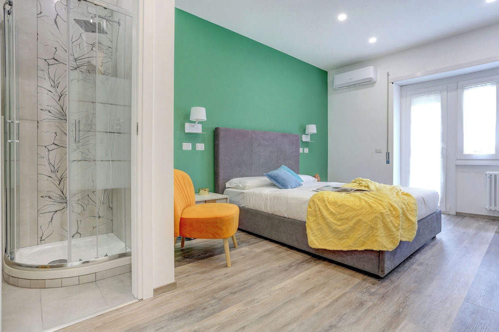 Room, Balcony