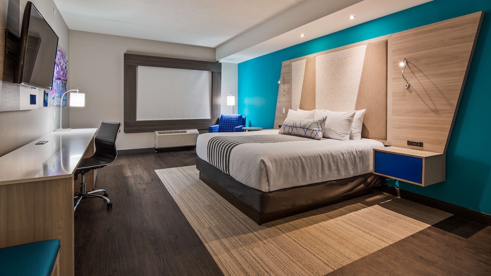 Standard Room, 1 King Bed, Accessible, Refrigerator & Microwave - Photo 2