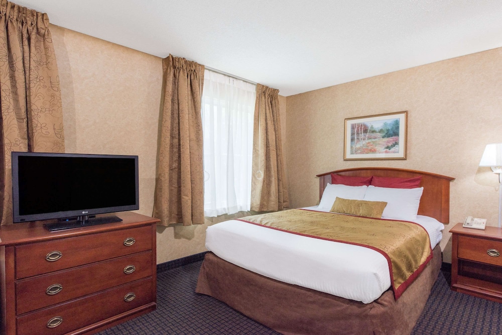 Suite, 1 Queen Bed, Non Smoking (Accessible) - Photo 4