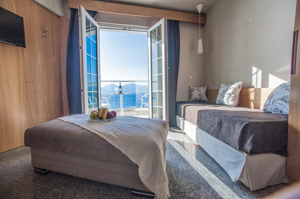 Suite, Sea View