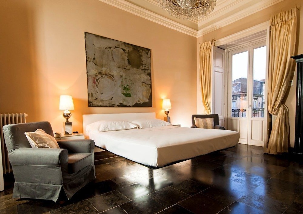 Deluxe Room, 1 King Bed, City View