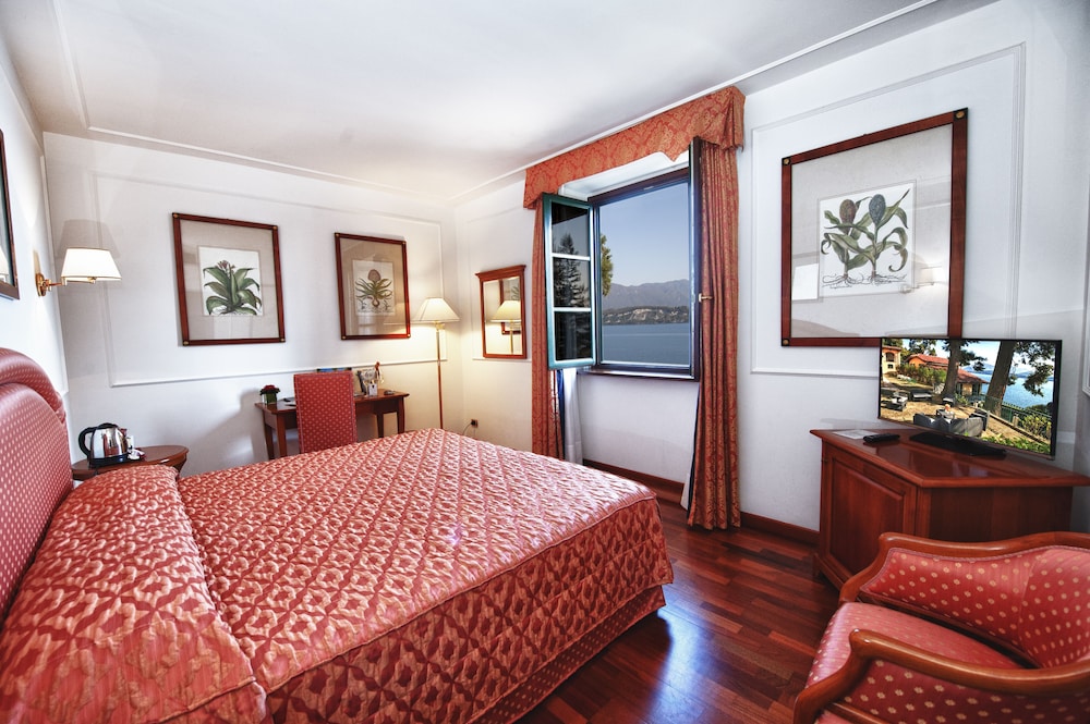Deluxe Double or Twin Room, 1 King Bed, Lake View
