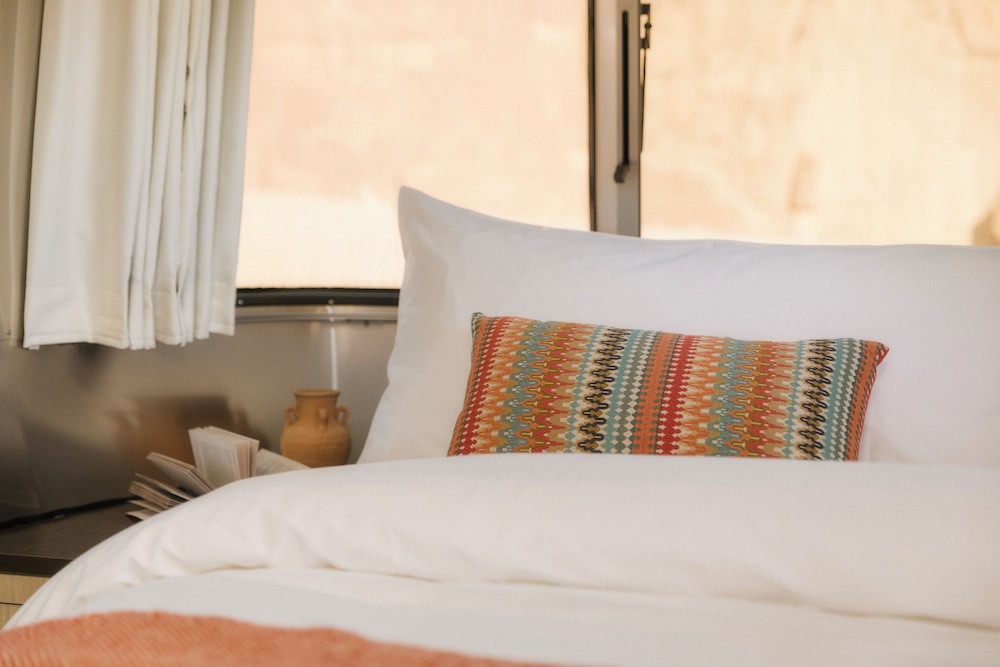 Room, 1 Queen Bed (Valley Caravan)