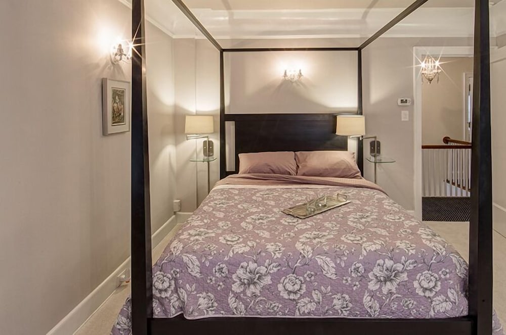 Room, 1 Queen Bed (Alice in Wonderland) photo 2