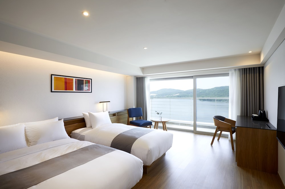 Deluxe Twin Room, Lake View (Visit Korea Offer) - Photo 1