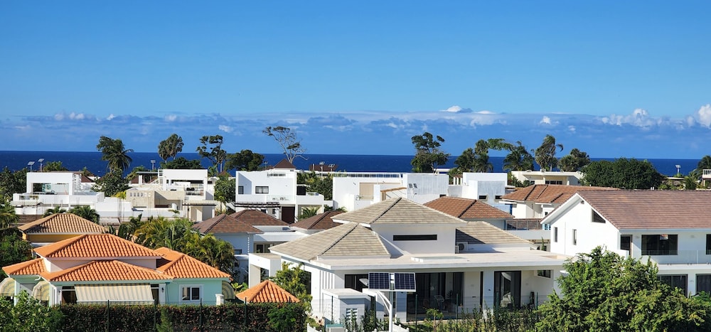 Deluxe Condo, 1 King Bed, Ocean View photo 2