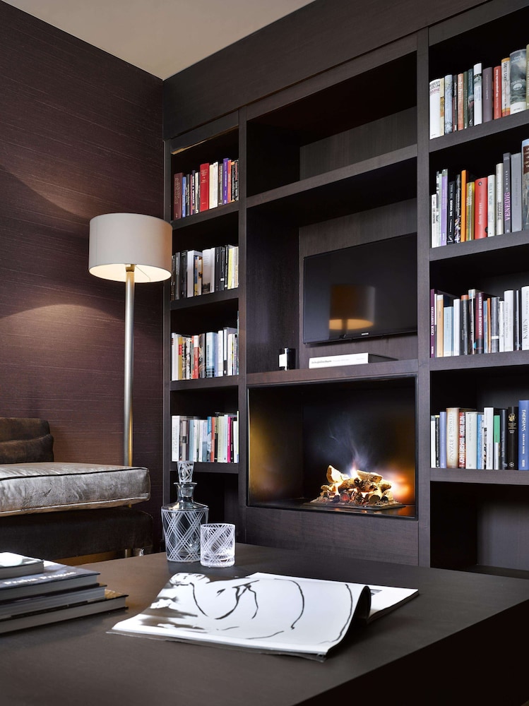 Suite Library - Photo 11